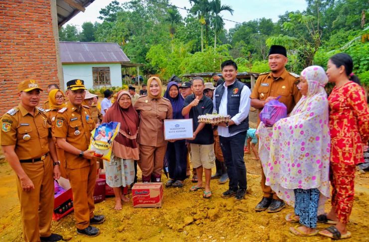 Tinjau Korban Banjir Wua-Wua, Wali Kota Kendari Salurkan Bantuan ke Warga
