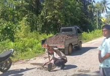 Cegah Kecelakaan Lalulintas, Personel Polsek Lasalimu Tambal Jalan Berlubang