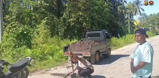 Cegah Kecelakaan Lalulintas, Personel Polsek Lasalimu Tambal Jalan Berlubang