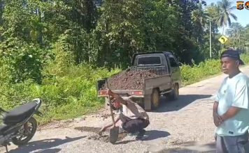 Cegah Kecelakaan Lalulintas, Personel Polsek Lasalimu Tambal Jalan Berlubang