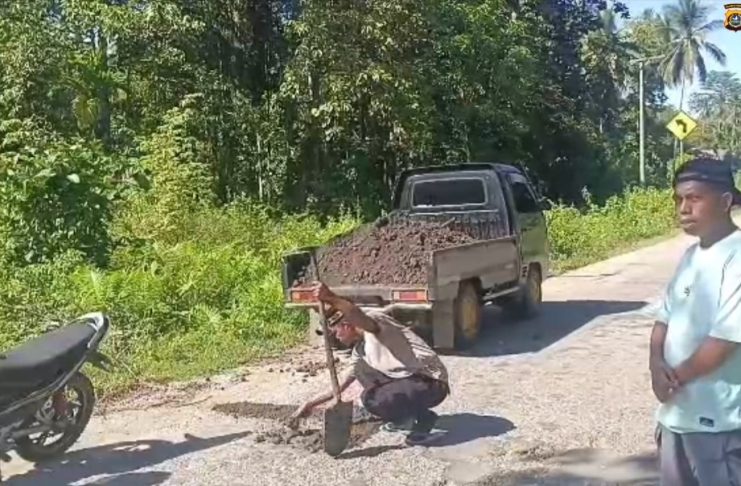 Cegah Kecelakaan Lalulintas, Personel Polsek Lasalimu Tambal Jalan Berlubang