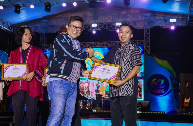 Dari Ruang Kelas ke Pelaku UMKM: Adi Yanto Saputra Terima Anugerah Tokoh Ekonomi Kreatif Sultra