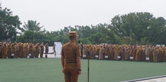 Pimpin Apel Gabungan Lingkup Pemkot Kendari, Sekda Tekankan Disiplin ASN dan Ketegasan Penataan Ruang