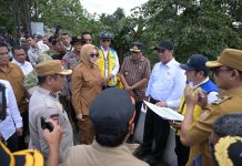 Mentan RI bersama Wali Kota Kendari Beri Bantuan Warga Terdampak Banjir di Wanggu