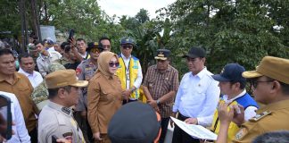 Mentan RI bersama Wali Kota Kendari Beri Bantuan Warga Terdampak Banjir di Wanggu