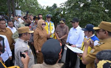 Mentan RI bersama Wali Kota Kendari Beri Bantuan Warga Terdampak Banjir di Wanggu