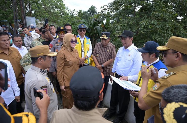 Mentan RI bersama Wali Kota Kendari Beri Bantuan Warga Terdampak Banjir di Wanggu