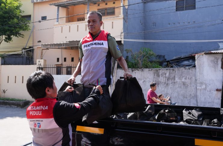 Pertamina Patra Niaga Sulawesi Salurkan Bantuan Ratusan Paket Sembako Jelang May Day 2026 di Sulawesi Selatan