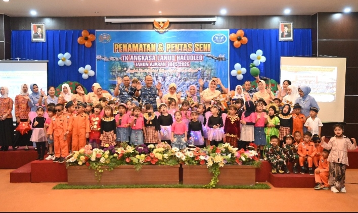 Danlanud Haluoleo Dampingi Ketua Yasarini PC Lanud Haluoleo Pimpin Wisuda Siswa-Siswi TK Angkasa