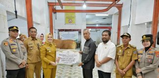 Ketua DPRD Kota Kendari Hadiri Penyerahan Simbolis Sapi Kurban Bantuan Presiden RI