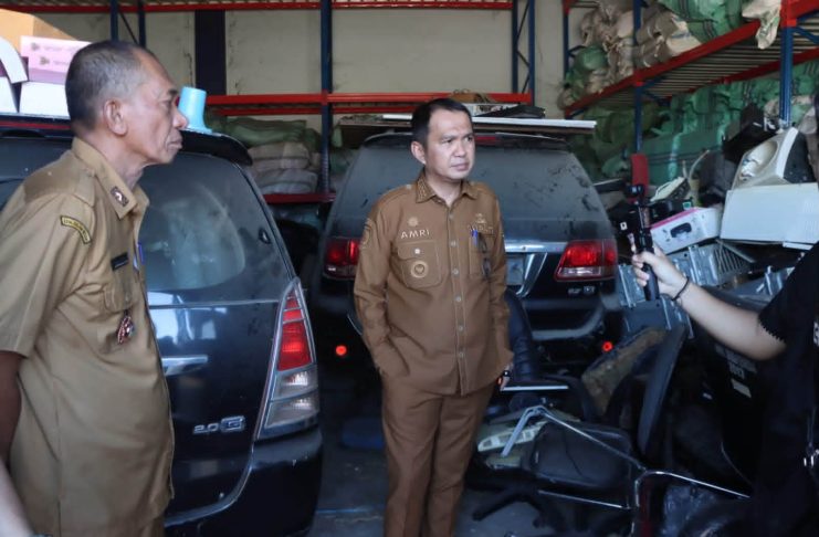 Bupati Kolaka Tinjau Gudang Aset, Percepat Penataan dan Lelang Kendaraan Dinas Tak Produktif