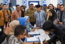 Gubernur Sultra Serahkan Rapel Gaji Enam Bulan Bagi PPPK Paruh Waktu