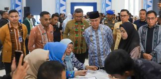 Gubernur Sultra Serahkan Rapel Gaji Enam Bulan Bagi PPPK Paruh Waktu
