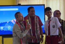 Didampingi Wagub ke Wakatobi, Wamendikdasmen Telepon Langsung Direktur SD, Minta Sekolah Suku Bajo Segera Direvitalisasi