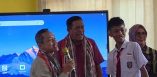 Didampingi Wagub ke Wakatobi, Wamendikdasmen Telepon Langsung Direktur SD, Minta Sekolah Suku Bajo Segera Direvitalisasi