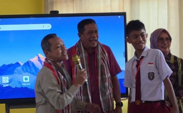Didampingi Wagub ke Wakatobi, Wamendikdasmen Telepon Langsung Direktur SD, Minta Sekolah Suku Bajo Segera Direvitalisasi