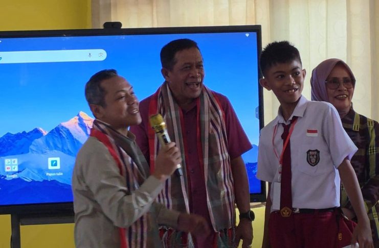 Didampingi Wagub ke Wakatobi, Wamendikdasmen Telepon Langsung Direktur SD, Minta Sekolah Suku Bajo Segera Direvitalisasi