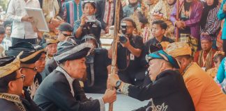 Gubernur Sultra Dianugerahi Gelar Adat Muna Sangia Mondono Wite Bhalano pada Silaturahmi Akbar KKMM Sultra