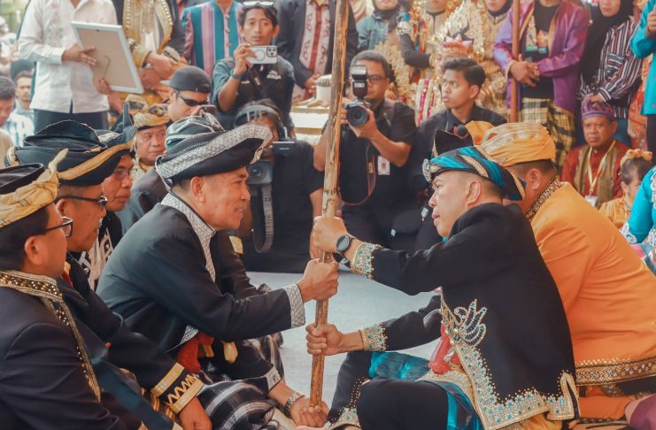 Gubernur Sultra Dianugerahi Gelar Adat Muna Sangia Mondono Wite Bhalano pada Silaturahmi Akbar KKMM Sultra