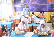 Komitmen Wujudkan Generasi Sehat, Danlanud Haluoleo Tinjau Perdana Program MBG
