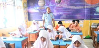 Komitmen Wujudkan Generasi Sehat, Danlanud Haluoleo Tinjau Perdana Program MBG