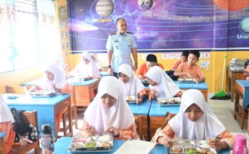 Komitmen Wujudkan Generasi Sehat, Danlanud Haluoleo Tinjau Perdana Program MBG