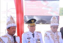 Menteri KKP Pimpin Upacara HUT ke-81 RI Bersama Nelayan di KNMP Sorue Jaya Konawe