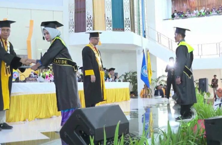 UHO Wisuda 743 Lulusan, Liberthy Mendila Tappo Raih Predikat Terbaik dengan IPK 3,91