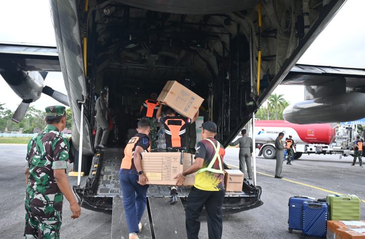 Solidaritas Sultra untuk NTT, Bantuan Kemanusiaan Diterbangkan Lanud Haluoleo dengan Pesawat TNI AU