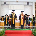 732 Wisudawan UHO Dikukuhkan, Alumni Diminta Berkontribusi untuk Almamater