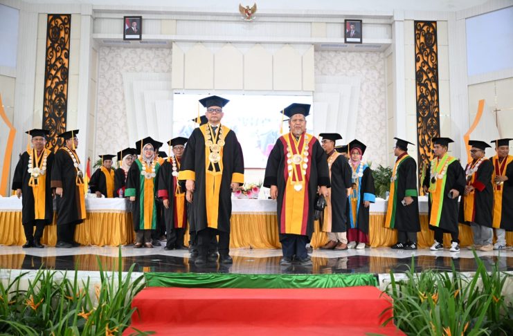 732 Wisudawan UHO Dikukuhkan, Alumni Diminta Berkontribusi untuk Almamater