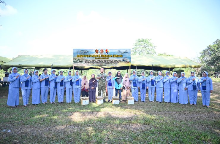 Sambut HUT ke-81 TNI, Lanud Haluoleo Gelar Bazar Pasar Murah dan Bagikan Sembako