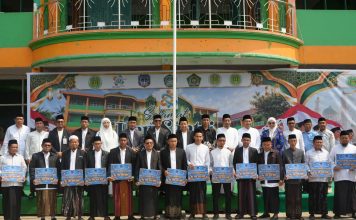 Pimpin Upacara Hari Santri 2026, Bupati Kolaka Gaungkan Semangat Santri Menuju Indonesia Emas