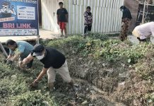 Sabtu Pagi, Anggota DPRD Kendari Muslimin Kerja Bakti Bersama Warga RT 12 Watubangga