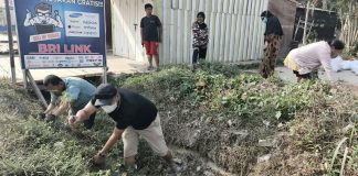 Sabtu Pagi, Anggota DPRD Kendari Muslimin Kerja Bakti Bersama Warga RT 12 Watubangga
