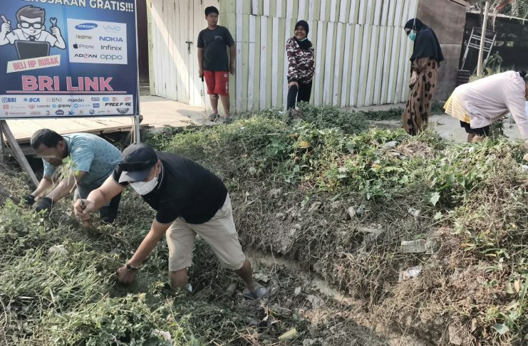 Sabtu Pagi, Anggota DPRD Kendari Muslimin Kerja Bakti Bersama Warga RT 12 Watubangga