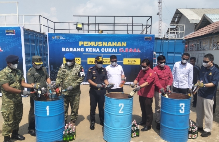 Rokok dan MMEA Ilegal Senilai Rp4,55 Miliar Dimusnahkan Bea Cukai Kendari
